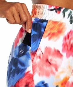 Marika | White & Red Multicolor Abstract Libby Pocket 5'' Shorts - Women 10 Marika | White & Red Multicolor Abstract Libby Pocket 5'' Shorts - Women -Outlet Marika Store zu104584369 alt 3 tm1657557025