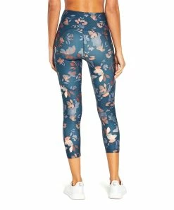 Marika | Midnight Navy Playful Floral Jenna Capri Leggings - Plus -Outlet Marika Store zu110291338 alt 2 tm1667564212